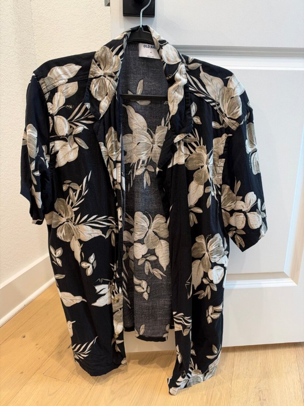 Old Navy Hawaiian Shirt Men's XL Black Hibiscus Floral Short Sleeve